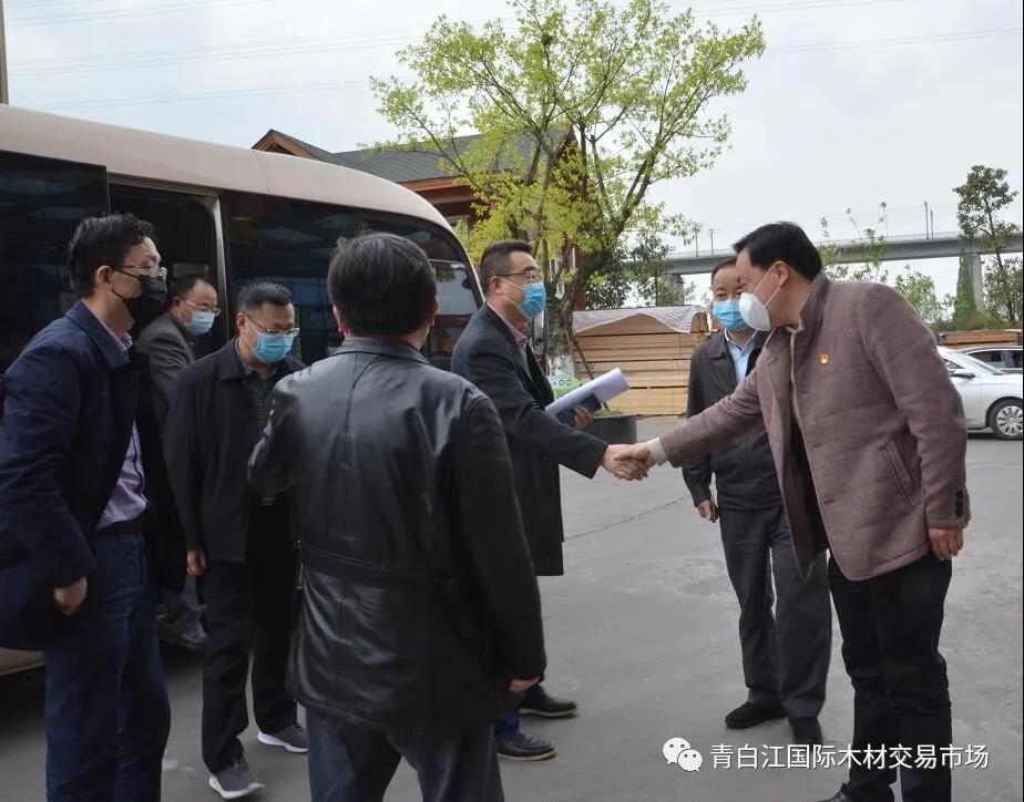【中心動(dòng)態(tài)】四川省供銷社黨組成員、副主任向益?zhèn)ヒ恍猩W臨我中心參觀調(diào)研