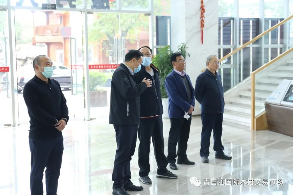 【中心動態(tài)】阿壩州行政審批局原局長何志富、阿壩州科協(xié)主席勒烏戈蒞臨青白江國際木材交易中心考察調(diào)研